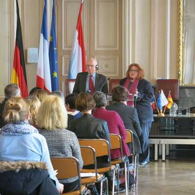 Oberbürgermeister Dominique Gros aus Metz und die Moderatorin Lisa Huth